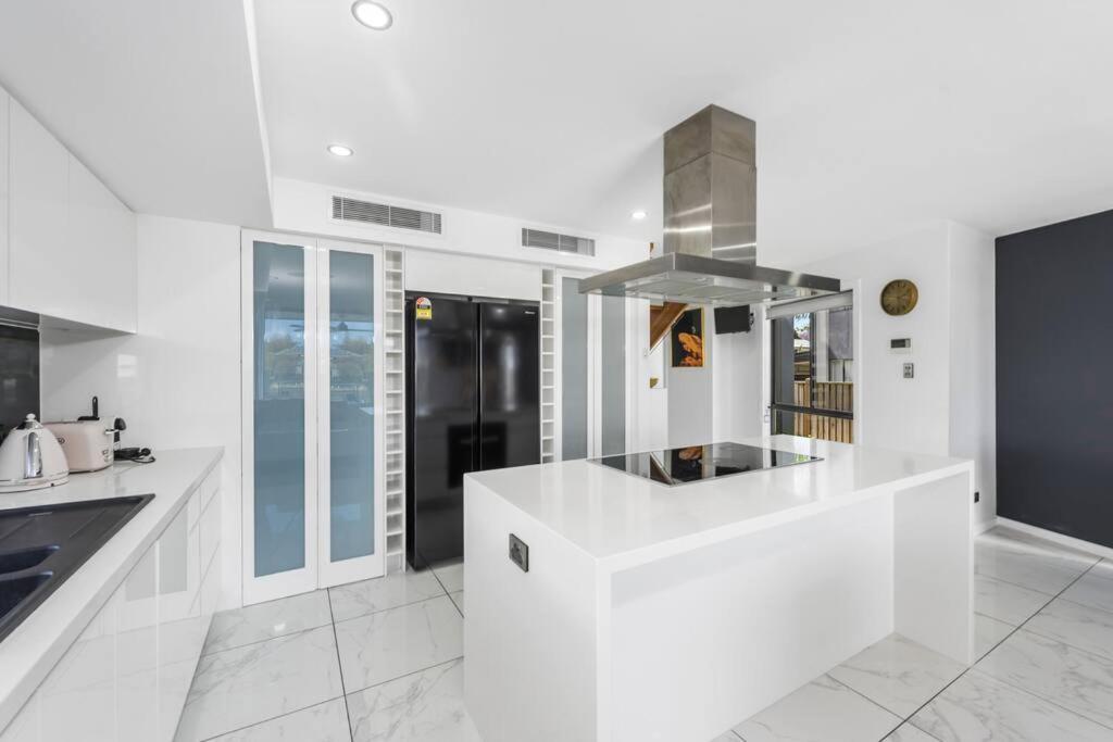 Holiday home Luxury Modern Waterfront House Gold Coast