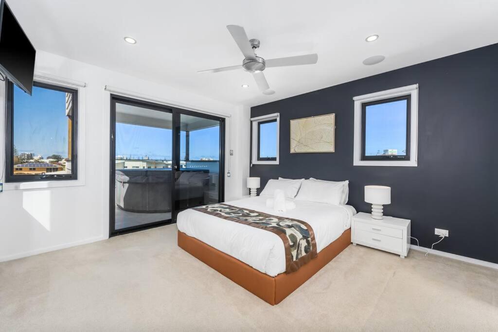 Luxury Modern Waterfront House Holiday home Gold Coast