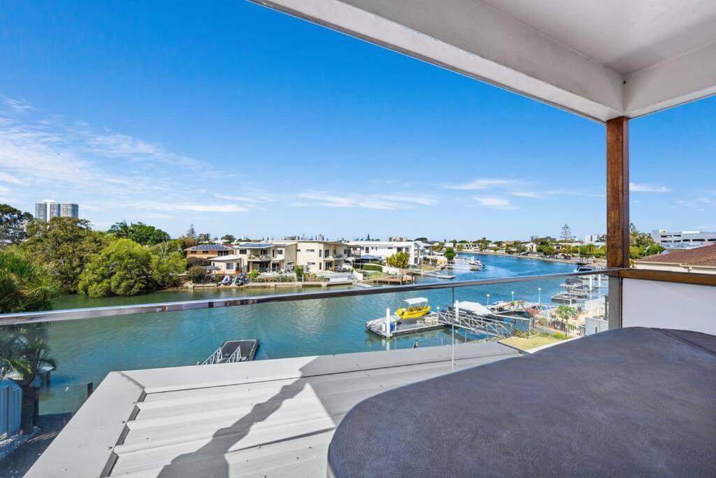 Holiday home Luxury Modern Waterfront House Gold Coast