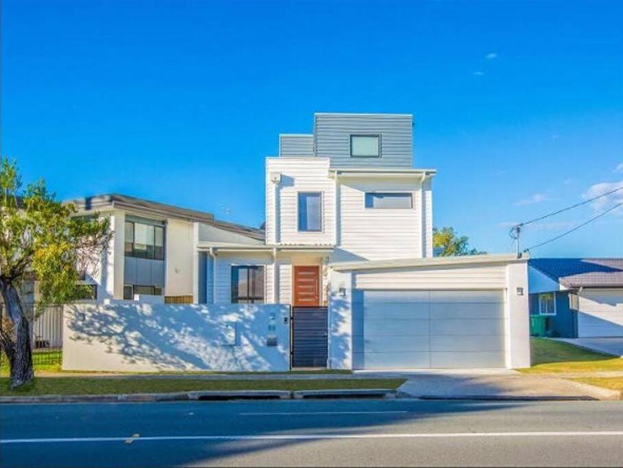 Luxury Modern Waterfront House Gold Coast