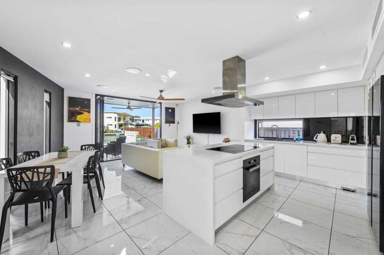 Holiday home Luxury Modern Waterfront House Gold Coast